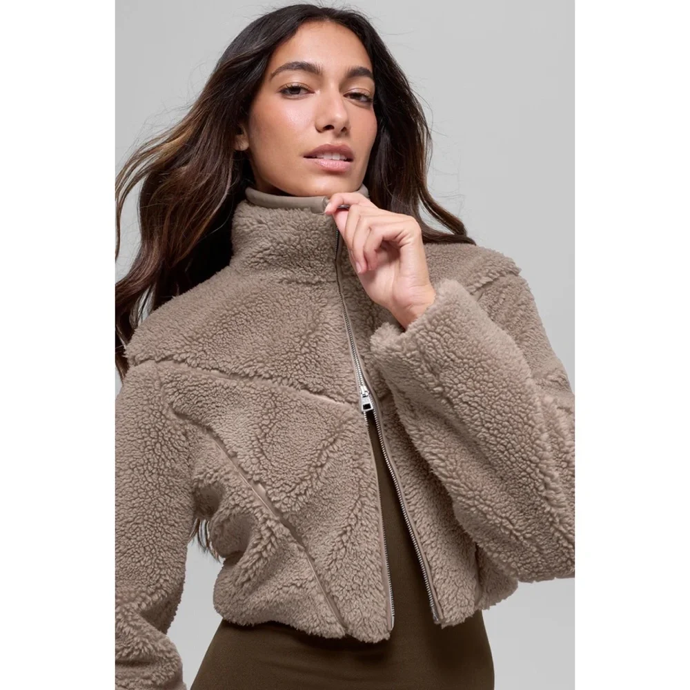 Alo Yoga Sherpa Cropped Slope Side Jacket Chai Latte XS